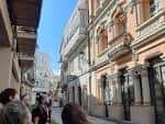 Grupo de turistas en una calle histórica de Betanzos con edificios tradicionales