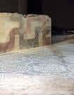 Detalle de un mosaico romano y pared pintada en la Casa dos Mosaicos