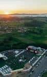 Vista aérea del recinto de eventos al atardecer con público