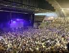 Vista panorámica del interior del Coliseum da Coruña con el público y el escenario durante un evento