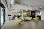 Interior moderno de las oficinas de Reclam en A Coruña con áreas de trabajo y descanso