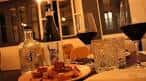 Mesa con copas de vino y tapas en un local de Ourense