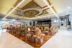 Salón interior amplio con mesas y sillas, ideal para eventos
