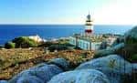 Faro de Cíes en un día soleado con el mar de fondo