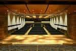Vista aérea del auditorio principal vacío con butacas oscuras