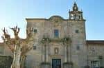 Fachada de piedra de la Iglesia Nosa Señora da Mercé de Conxo y campanario
