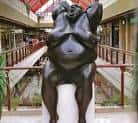 Escultura de Ramón Conde en el interior del Centro Comercial Cuatro Caminos