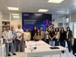 Grupo de personas en una sala de reuniones o evento