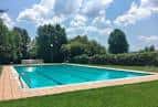 Piscina exterior del Colegio Mayor Arosa en un día soleado