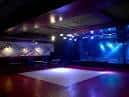 Escenario y pista de baile de la Sala Garufa Club con iluminación azul