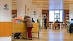 Interior de la Biblioteca Municipal Sagrada Familia con mostrador de atención