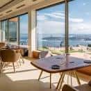 Interior del comedor con vistas panorámicas al mar en día soleado