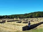 Visitante explorando las ruinas del campamento romano de Aquis Querquennis
