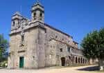 Perspectiva del Monasterio de San Salvador de Lérez con su fachada de piedra