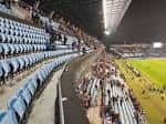 Interior del Estadio de Balaídos al anochecer con público en las gradas