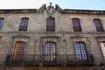 Detalle de la fachada superior de Casa Cornide con escudo heráldico