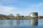 Vista panorámica del Palacio de Congresos y Exposiciones de Pontevedra junto al río