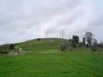 Vista general del montículo del Castro de Elviña con líneas eléctricas