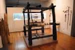 Sala de exposición con un telar tradicional en el centro