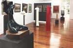 Vista del interior de la Galería de Arte Contemporáneo José Lorenzo con esculturas y cuadros