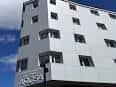 Fachada moderna del Colegio Mayor Arosa bajo un cielo azul