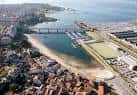 Vista aérea de la Playa de Bouzas, el puerto y el entorno urbano