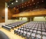 Interior del auditorio del Salón Teatro con butacas y escenario