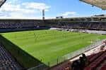 Campo de juego del Estadio Municipal de Pasarón con jugadores