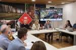 Reunión en una sala de conferencias con pantalla y participantes