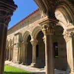 Pasillo del Claustro de San Francisco con arcos y columnas de piedra