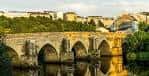 Vista lateral del Puente Romano de Lugo con sus arcos reflejados en el río