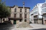 Fachada principal de Casa Cornide en un día soleado