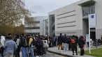 Fachada exterior de la Biblioteca Intercentros con un grupo de estudiantes en la entrada