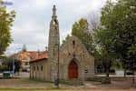 Ermita de la Virgen del Carmen en O Vao, Vigo, con entorno arbolado