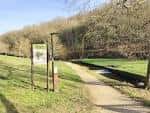 Entrada a un sendero del Paseo del Rato con señalización