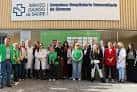 Grupo de personas, incluyendo personal sanitario y voluntarios, frente al Complejo Hospitalario Universitario de Ourense.