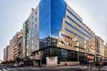 Fachada moderna del Hotel Hesperia A Coruña Centro al atardecer