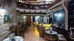 Interior del restaurante Lume de Carozo con paredes de piedra y entreplanta