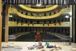 Perspectiva del auditorio desde el escenario hacia las butacas y palcos