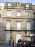 Fachada principal de la Casa Galega da Cultura con personas en la plaza