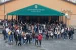 Exterior del Auditorio Municipal Gustavo Freire con una multitud de personas