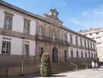 Entrada principal del MARCO con su fachada de piedra y personas