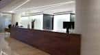 Recepción del hotel con mostrador de madera