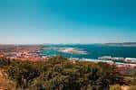 Amplia vista panorámica de la ría y el puerto de Vigo en un día soleado