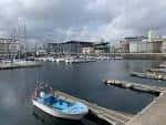Vista del puerto deportivo de A Coruña con edificios modernos y barcos
