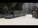 Joven practicando skateboarding en los bordillos de la Plaza de la Estrella