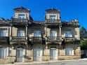 Edificio histórico de piedra con balcones en Ponte Caldelas
