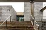 Escaleras de piedra que conducen a la entrada de un edificio moderno.