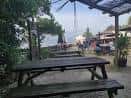 Mesas de picnic en la zona exterior del Chiringuito O Pirata