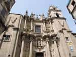 Fachada barroca de la Iglesia de Santa Eufemia bajo un cielo despejado